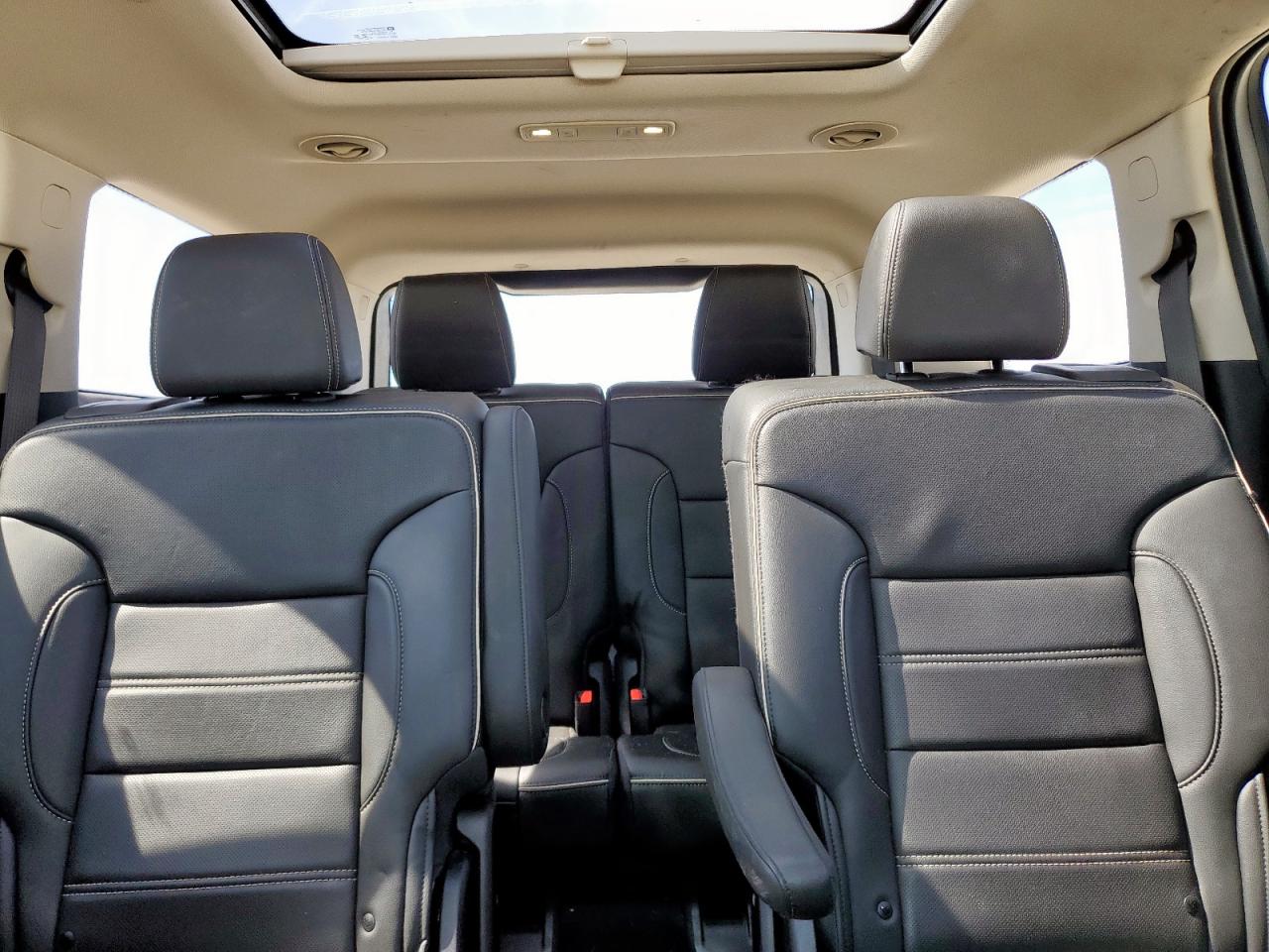 GMC Acadia Denali Image 3