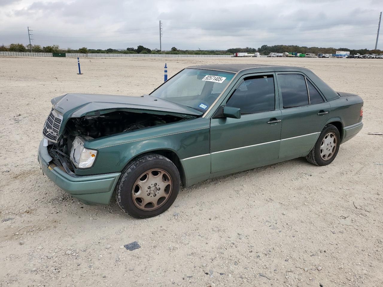 Mercedes-Benz E-Class 320 Image 1