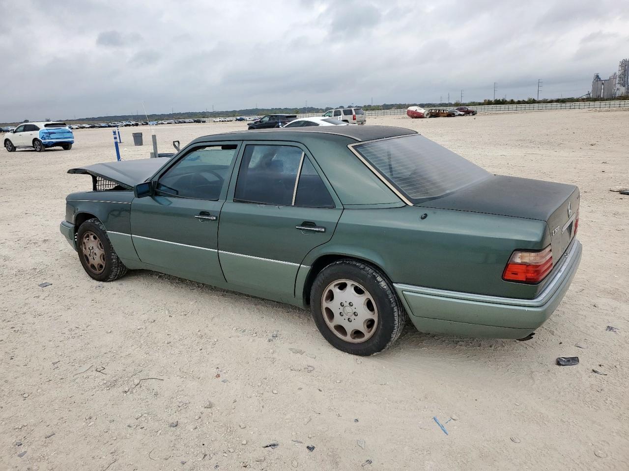 Mercedes-Benz E-Class 320 Image 11