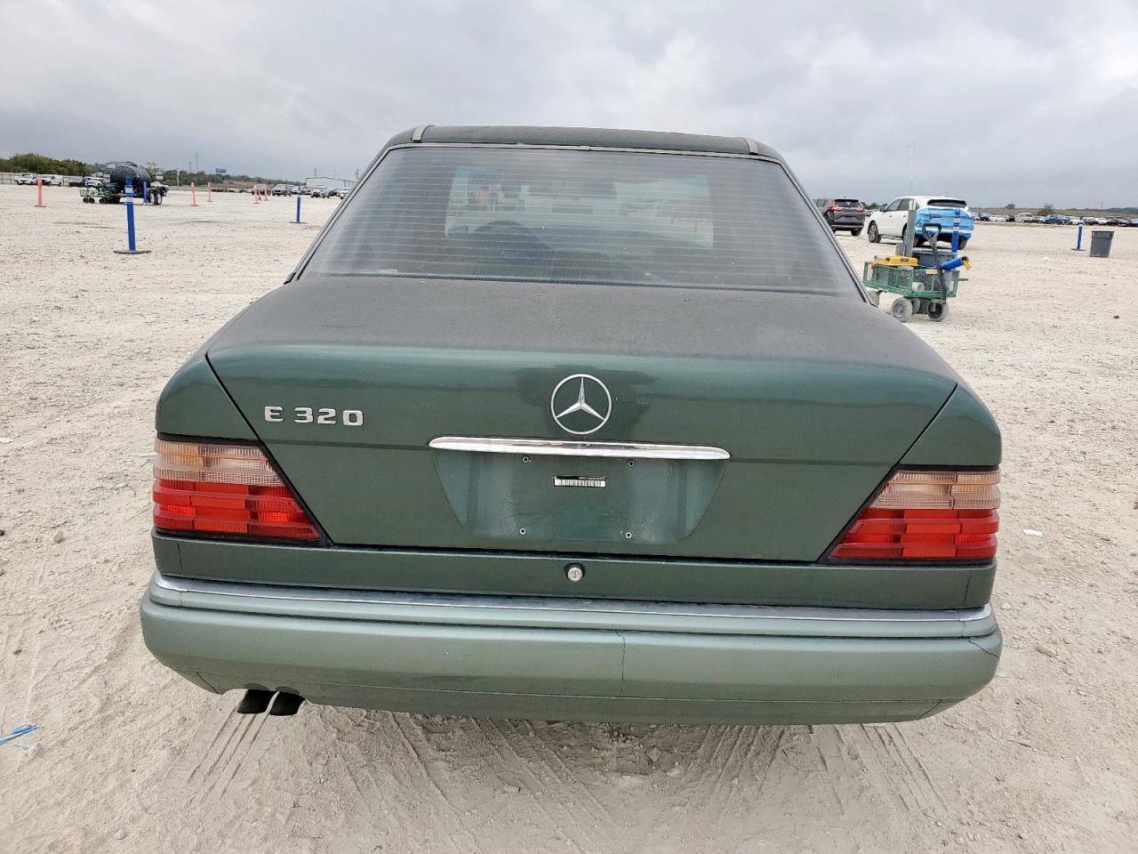 Mercedes-Benz E-Class 320 Image 8