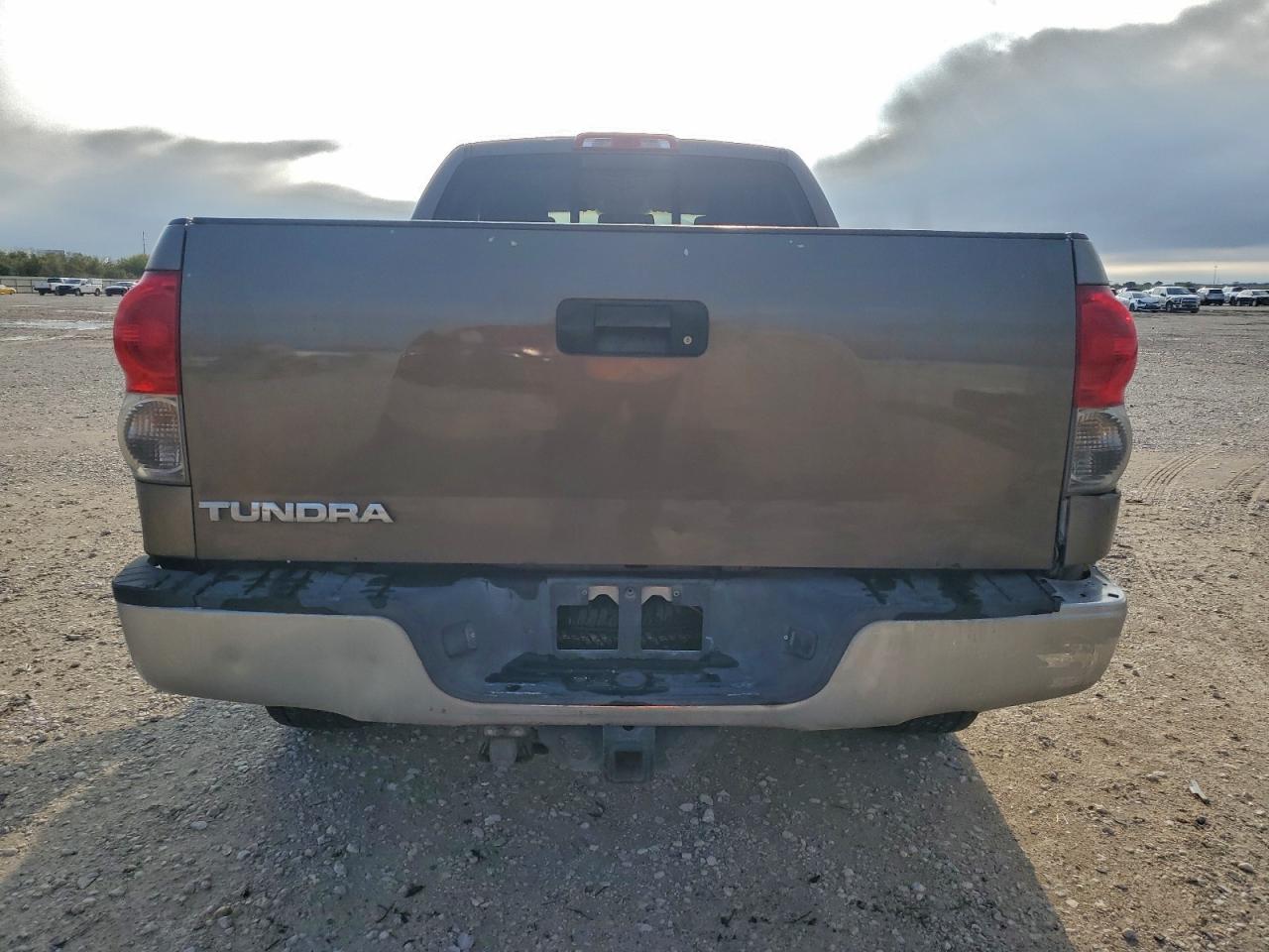 Toyota Tundra Double Cab Image 2