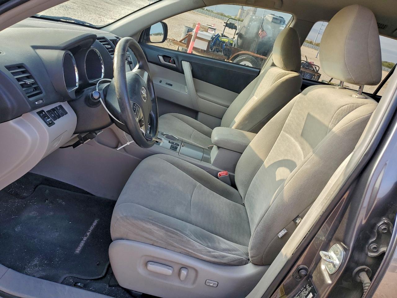 Toyota Highlander Base Image 6