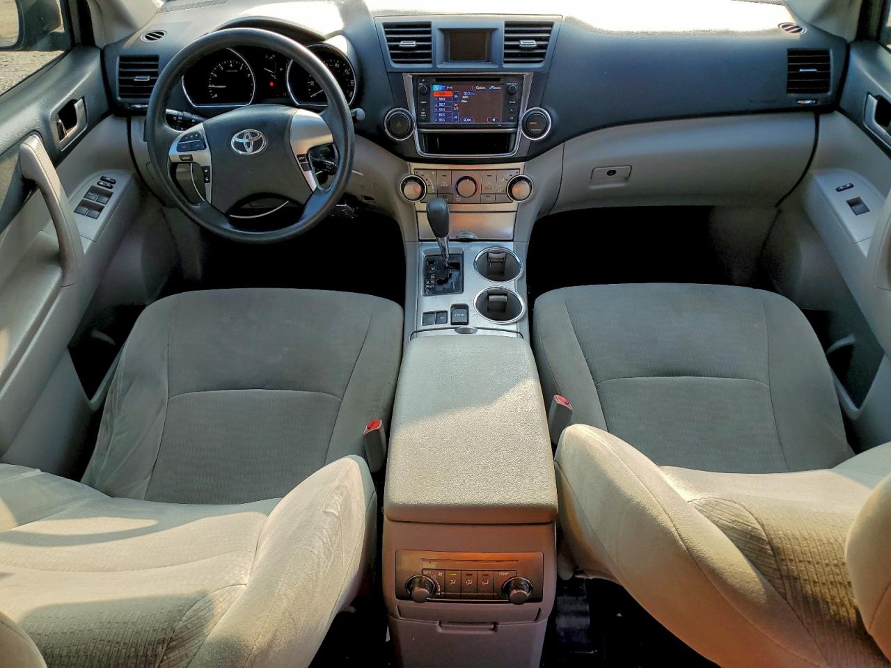 Toyota Highlander Base Image 13