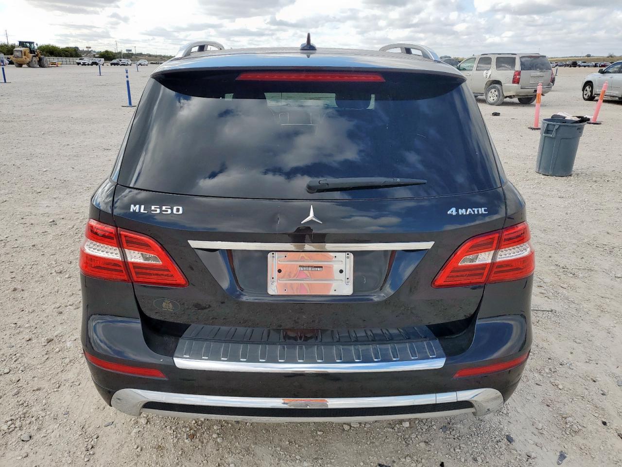 Mercedes-Benz M-Class 550 4matic Image 8