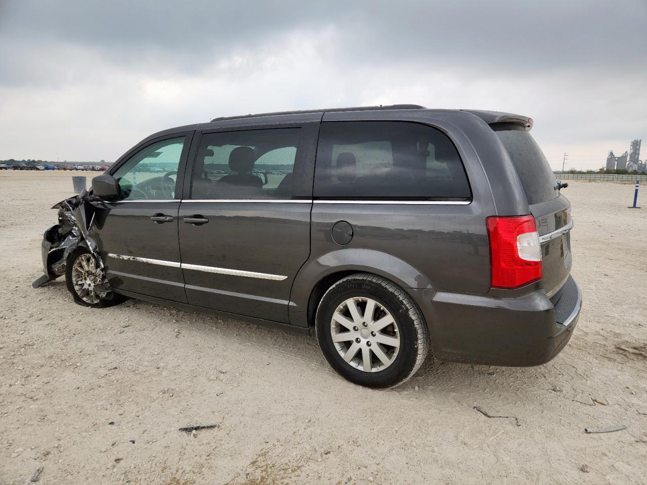 Chrysler Minivan Touring Image 4