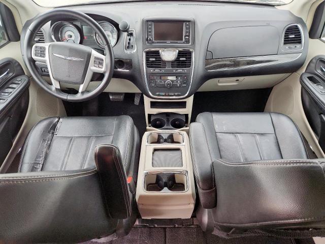 Chrysler Minivan Touring Image 9