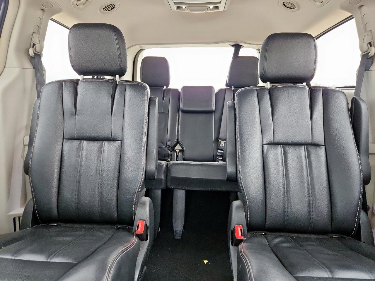 Chrysler Minivan Touring Image 13