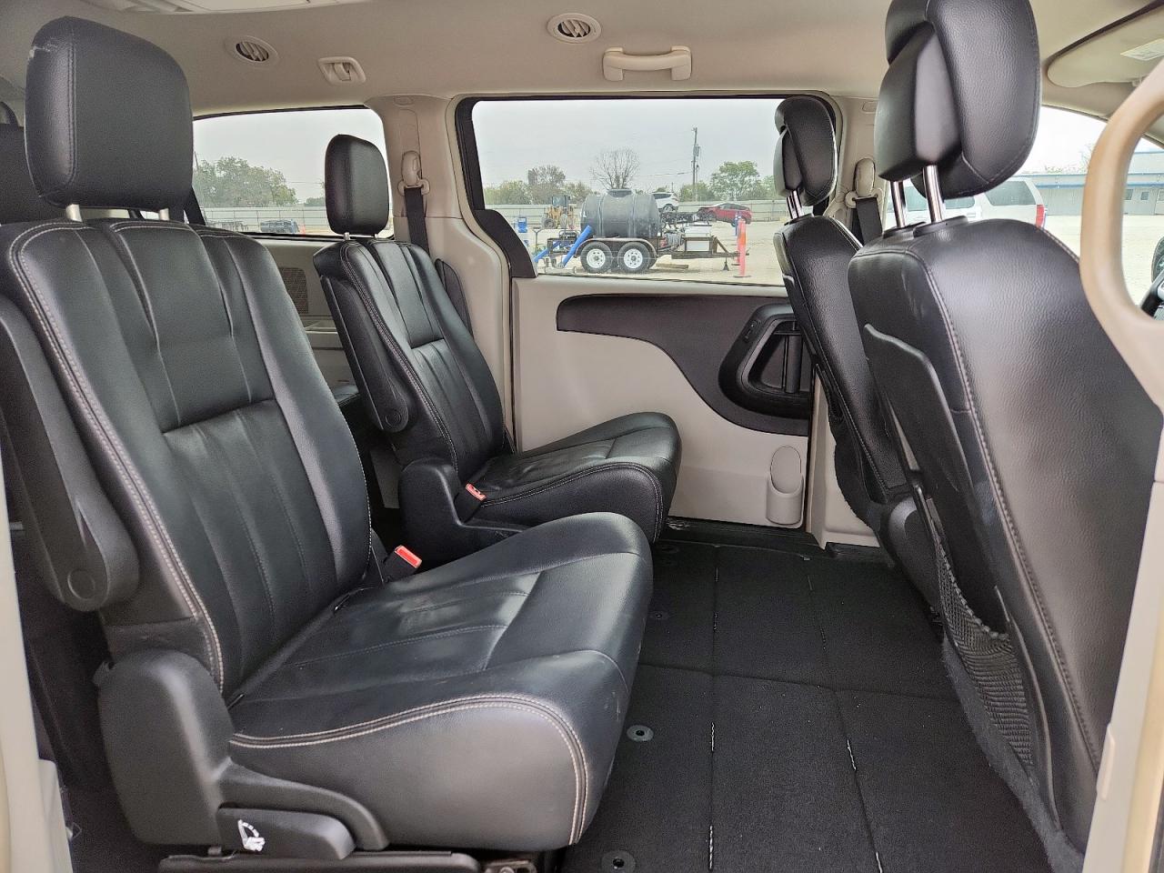 Chrysler Minivan Touring Image 3