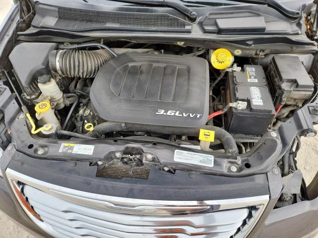 Chrysler Minivan Touring Image 2