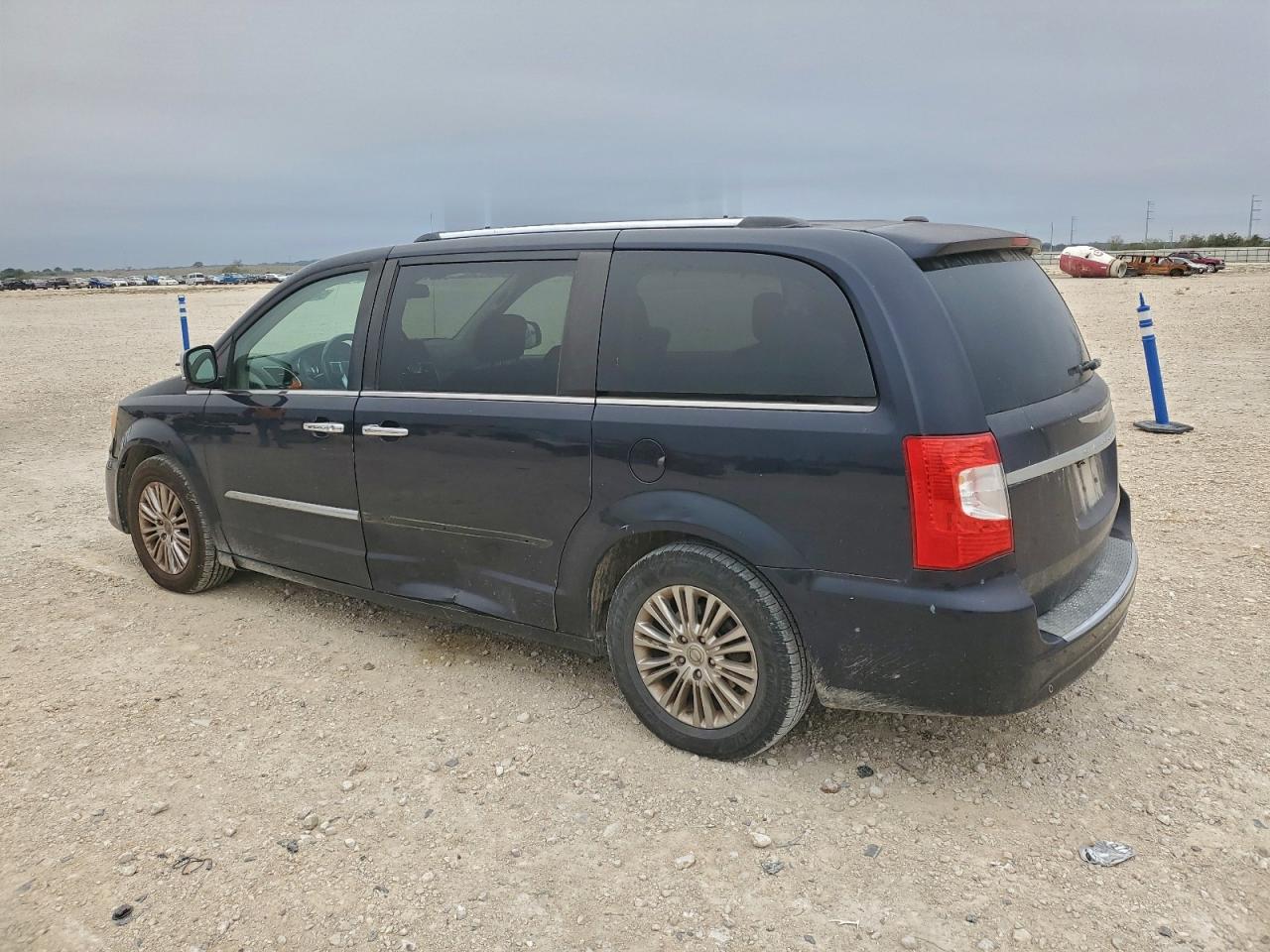 Chrysler Minivan Limited Image 3