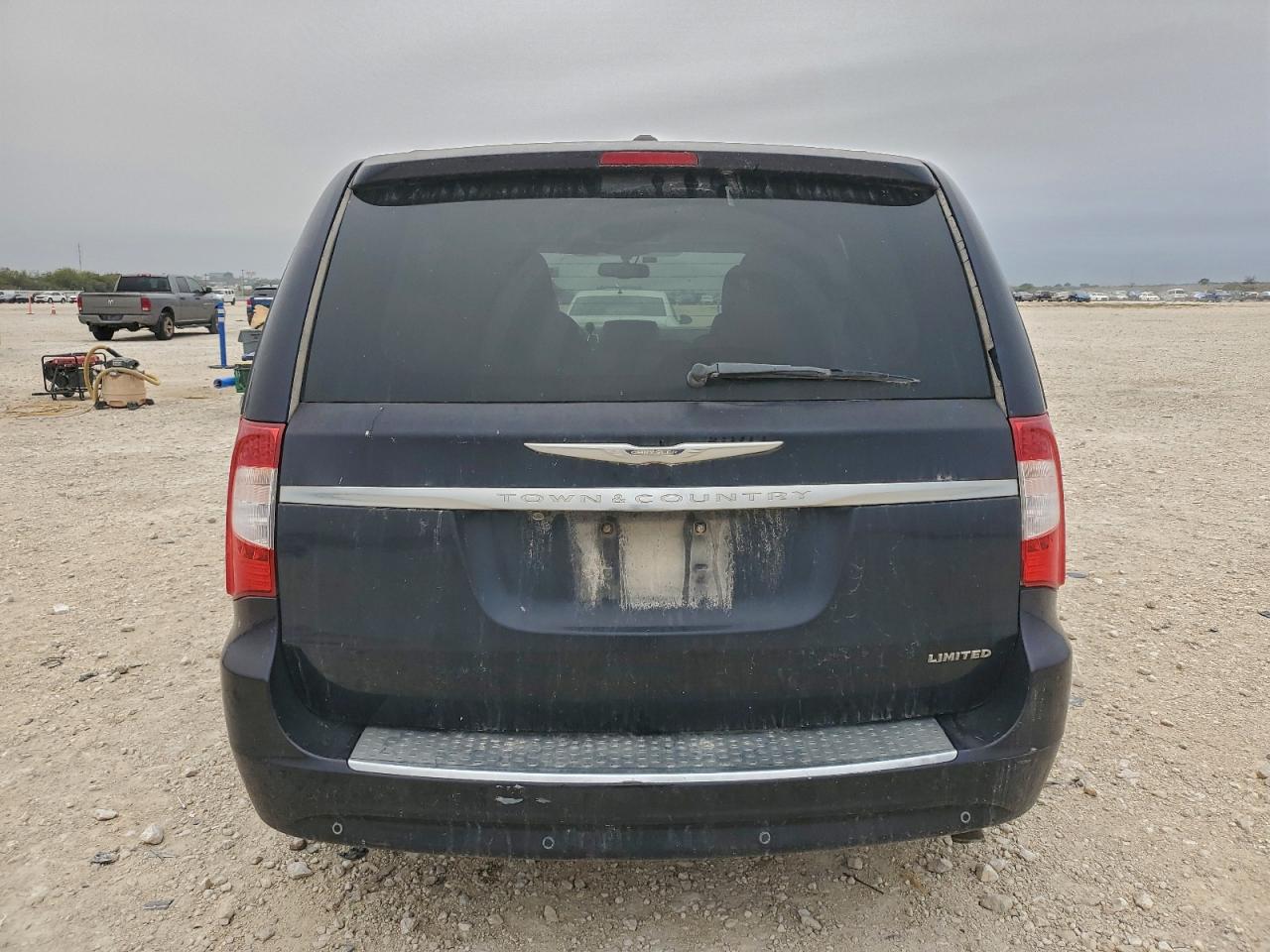 Chrysler Minivan Limited Image 2