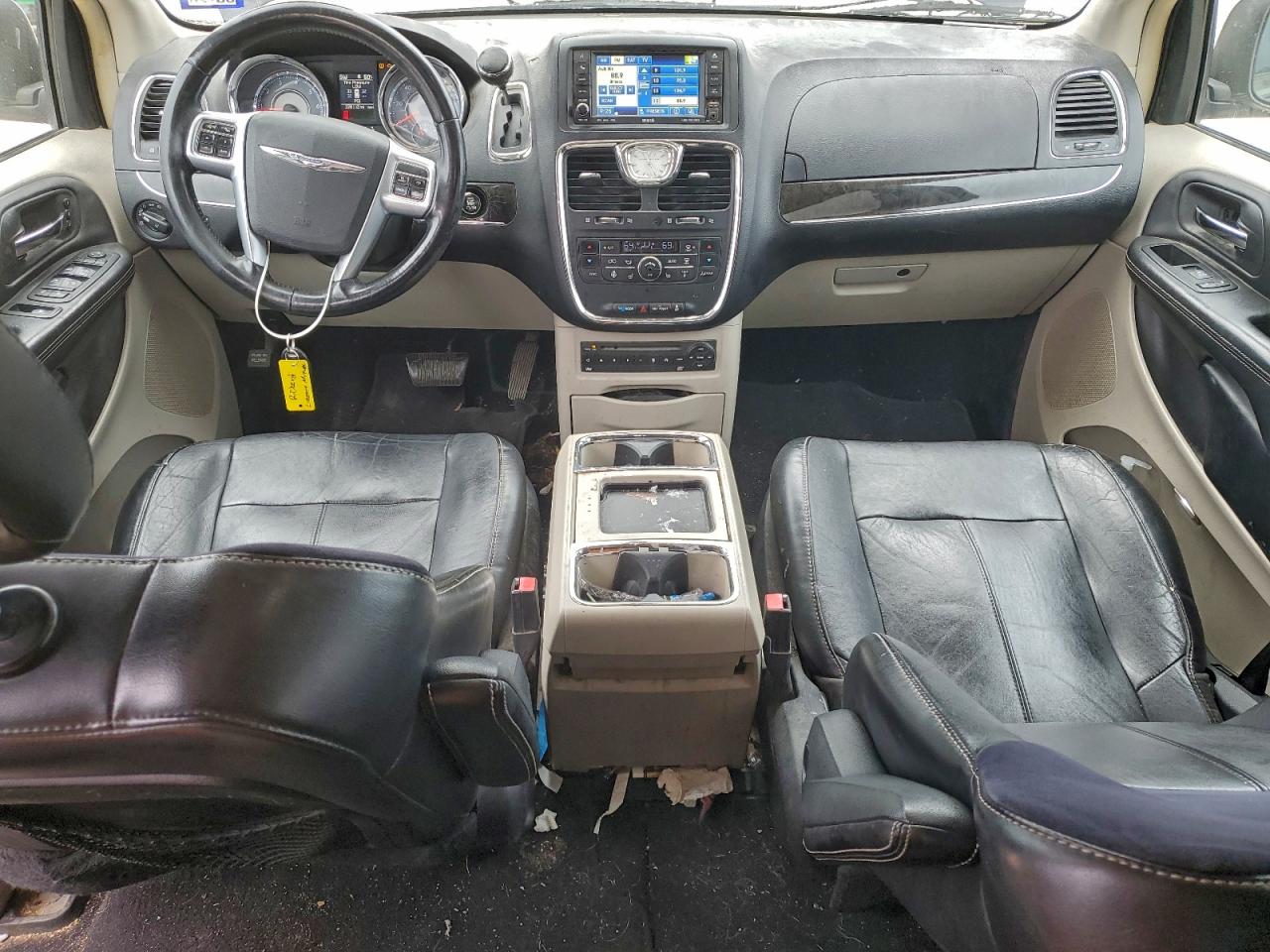 Chrysler Minivan Limited Image 7