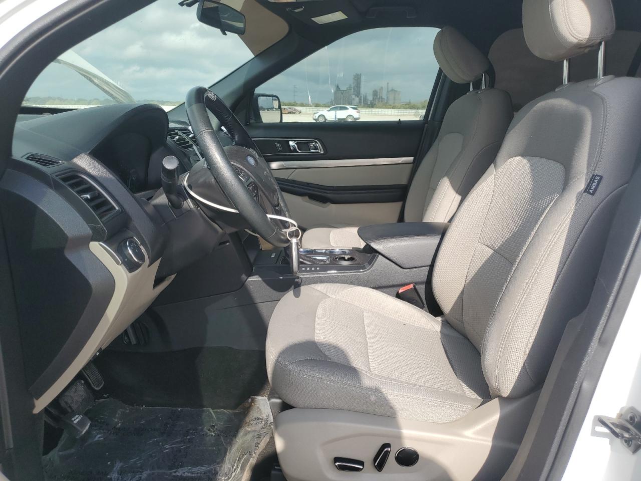 Ford Explorer Xlt Image 13