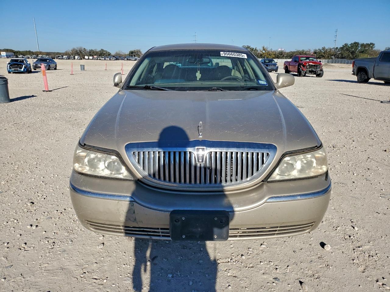 Lincoln Towncar Signature Image 4