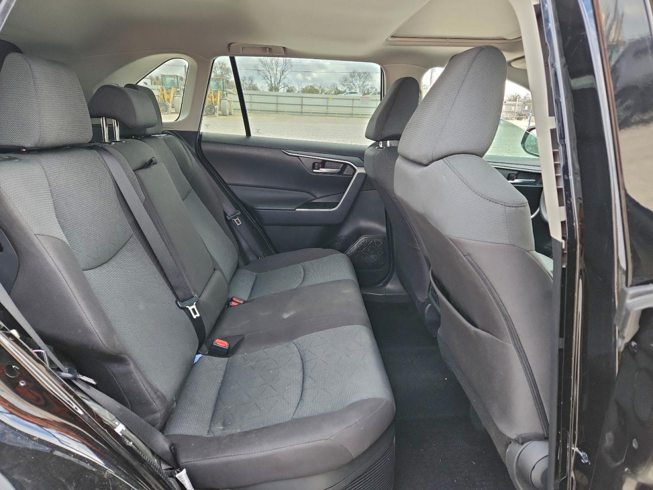 Toyota RAV4 Xle Image 8