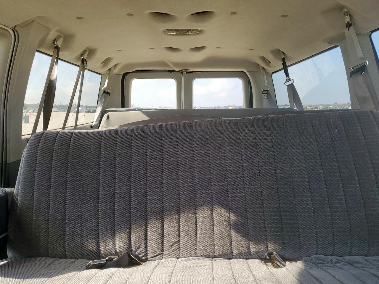 Ford E-350 E350 Super Duty Wagon Image 4