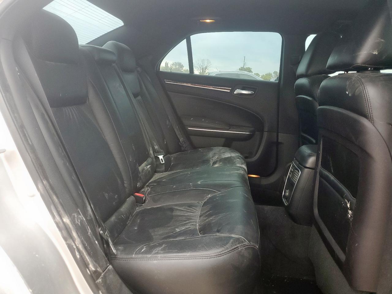 Chrysler 300 Limited Image 12