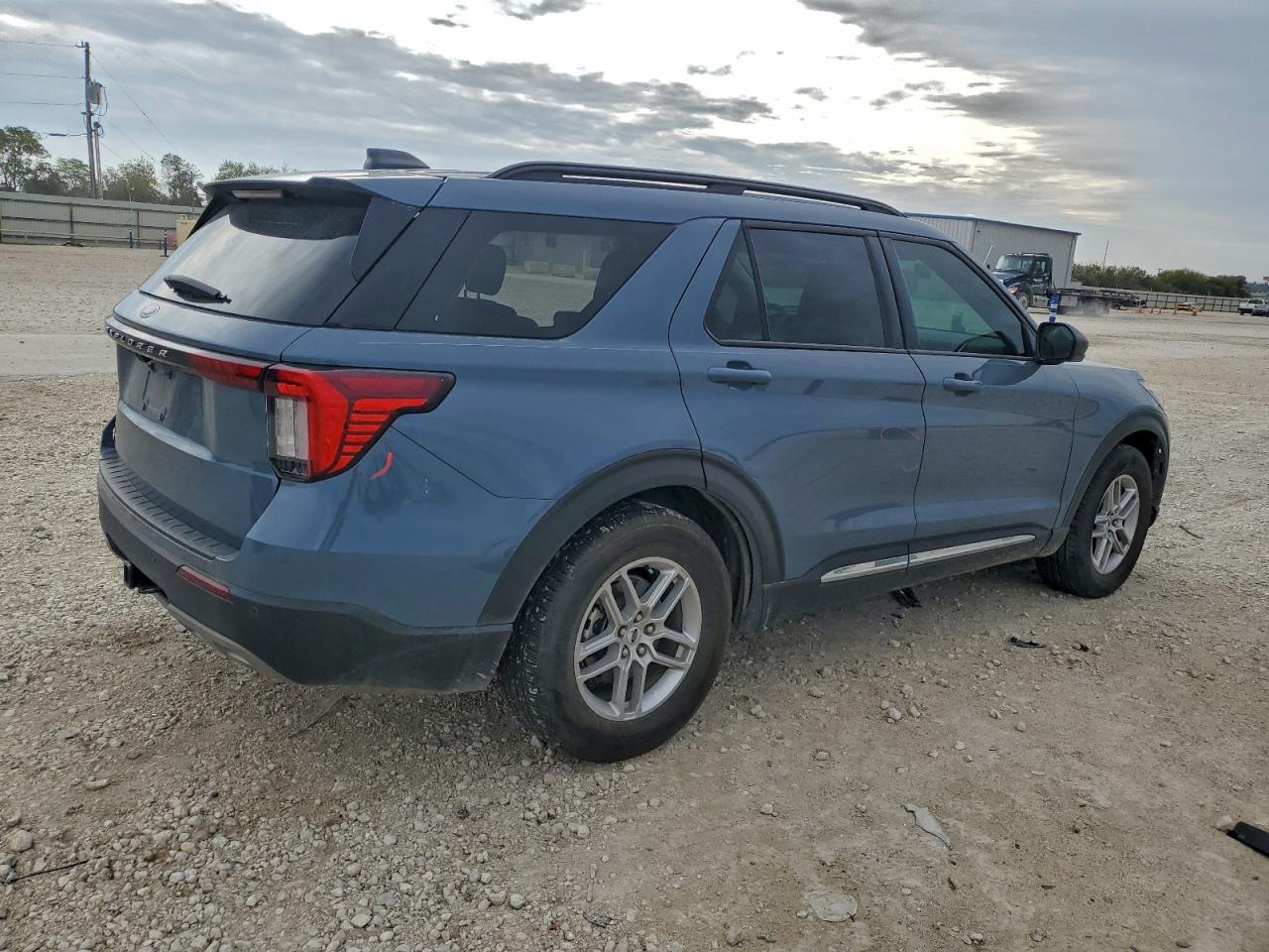 Ford Explorer Active Image 3