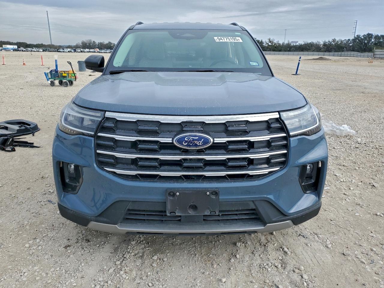 Ford Explorer Active Image 2