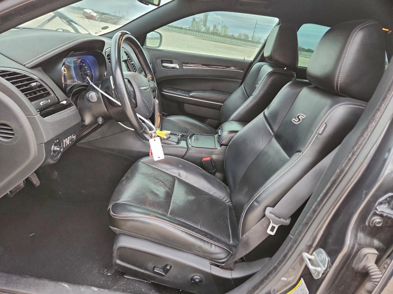 Chrysler 300 S Image 4