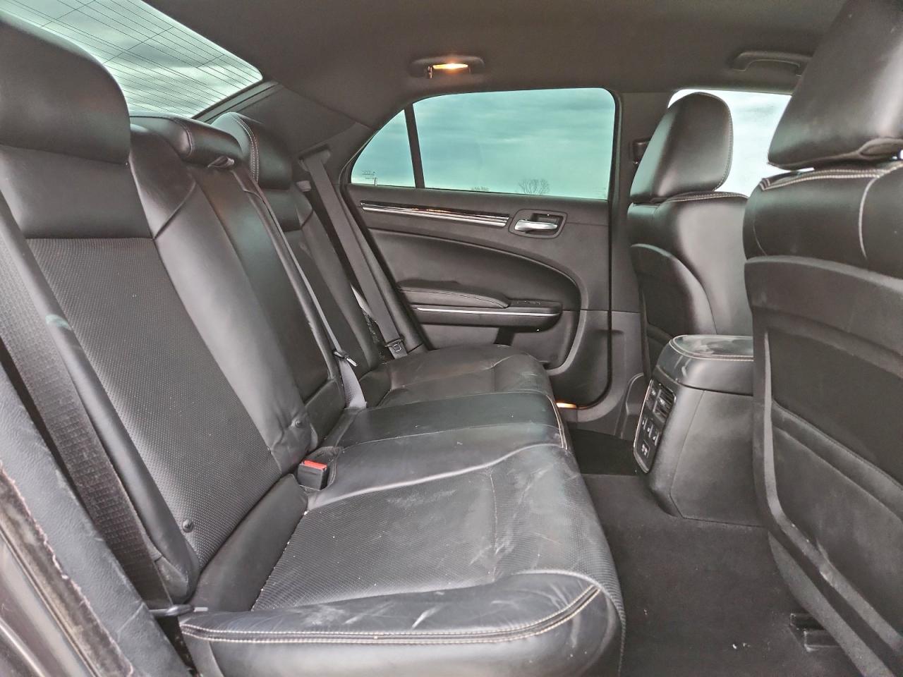 Chrysler 300 S Image 13