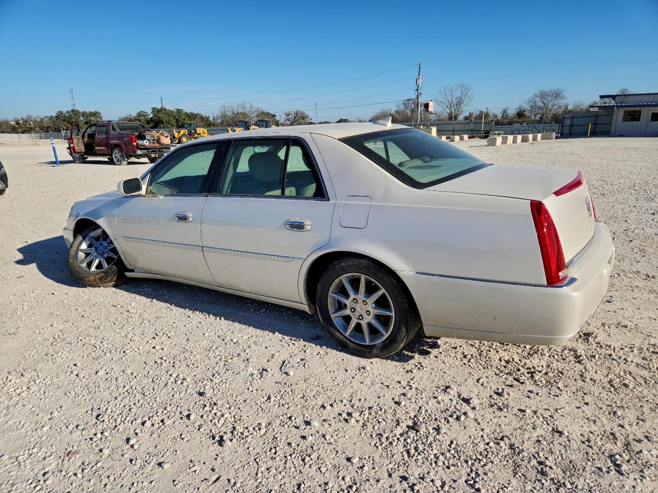 Cadillac DTS Image 4
