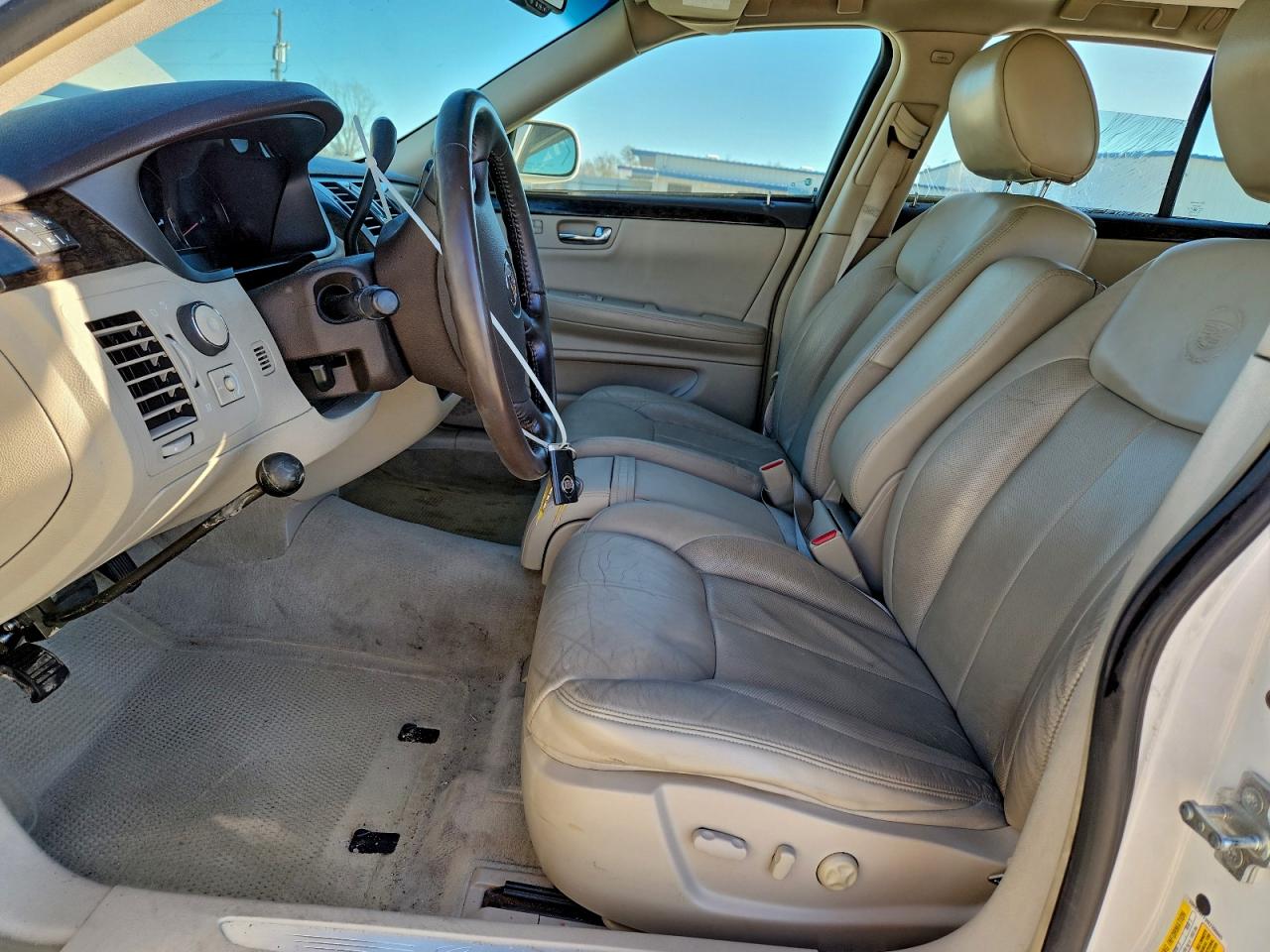 Cadillac DTS Image 8