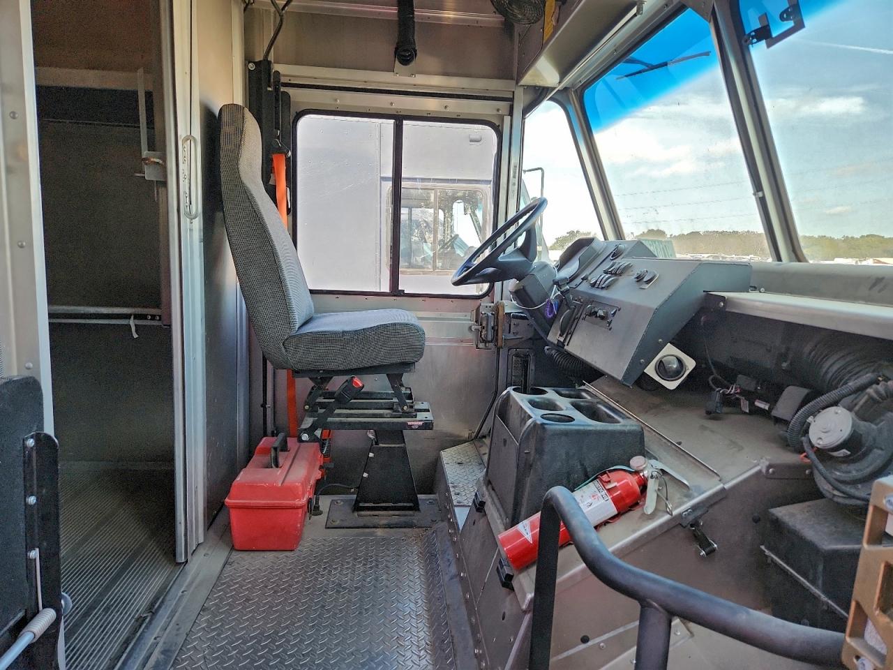 Freightliner Mt45 M Line Walk-in Van Image 11